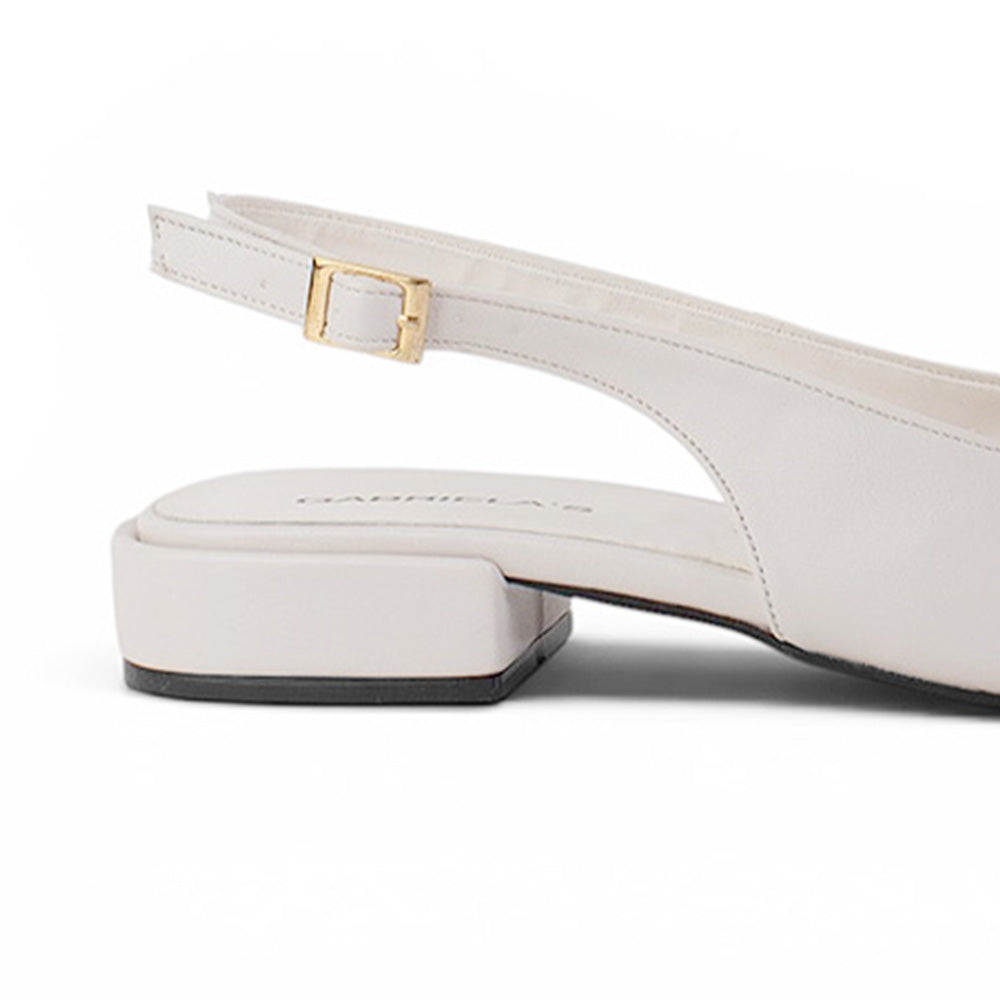 vista trasera de zapatillas para dama color beige con tacón bajo 3cm y talón descubierto 