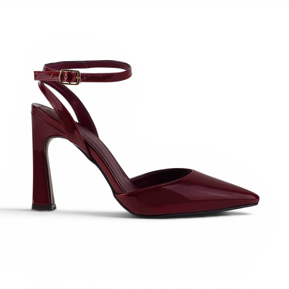 vista lateral de zapatillas vino de charol para dama con punta fina y ajuste al tobillo tacón medio 10 cm