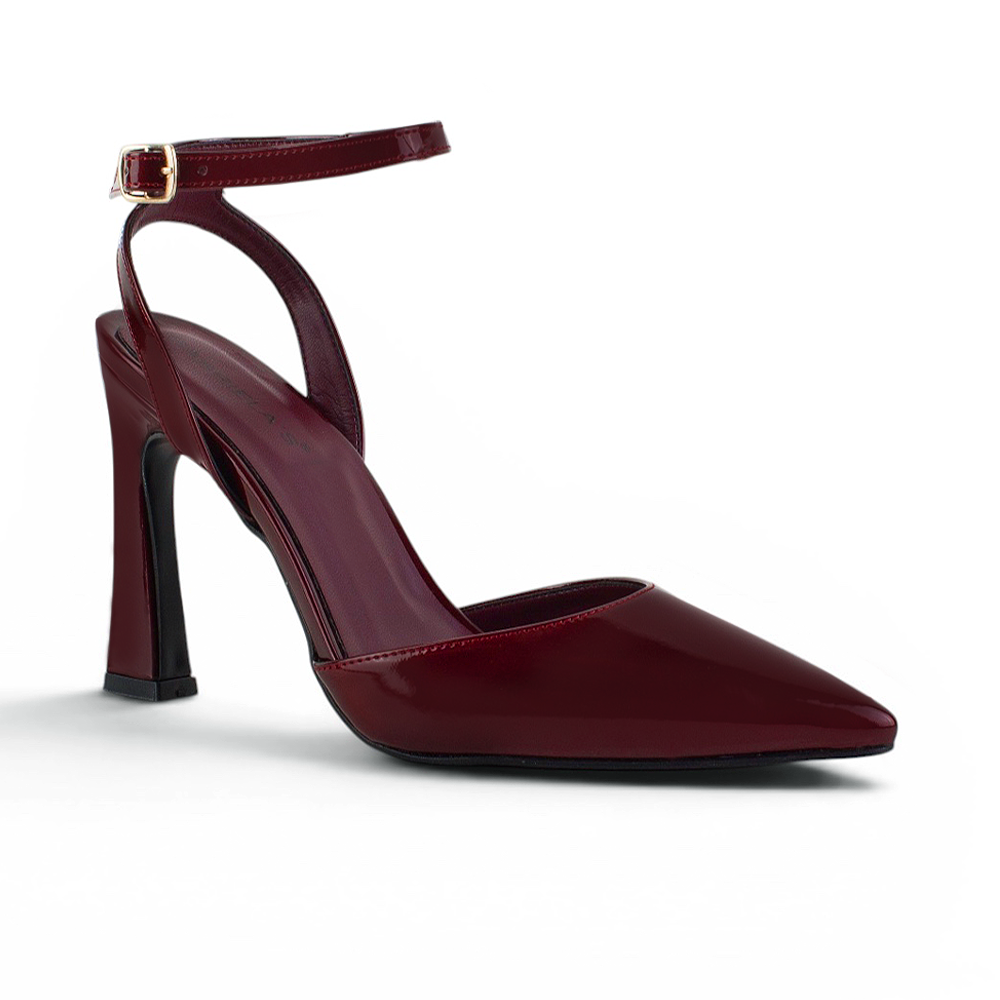 vista diagonal de zapatillas vino de charol con punta fina y ajuste al tobillo tacón medio 10 cm para dama