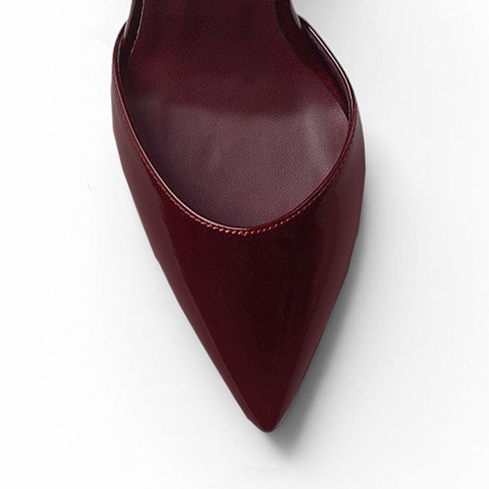 vista del detalle en punta fina de las zapatillas vino charol para dama con tacón medio 10 cm