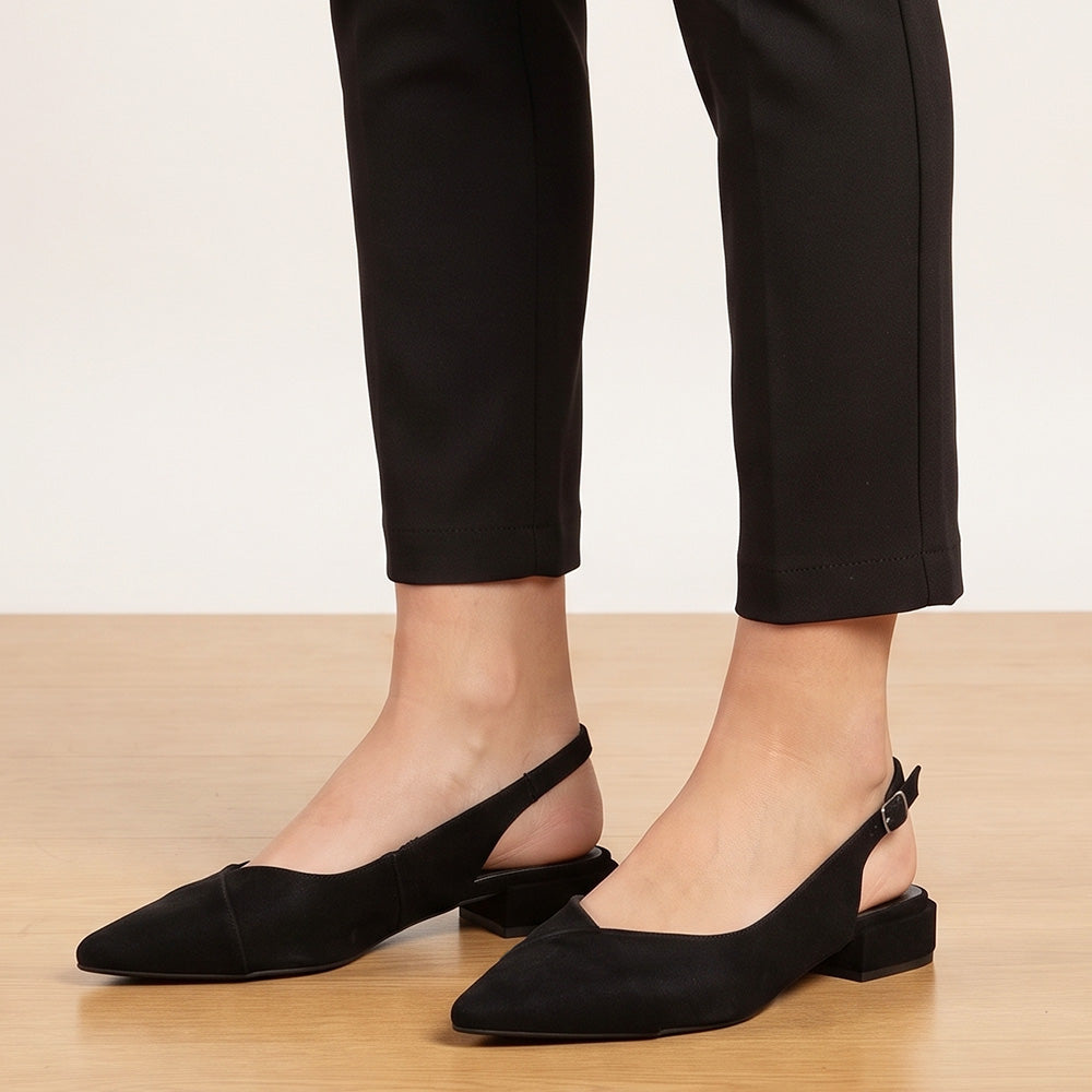 Zapatillas negras lisas destalonadas con terminación en punta de tacón bajo 3cm para dama