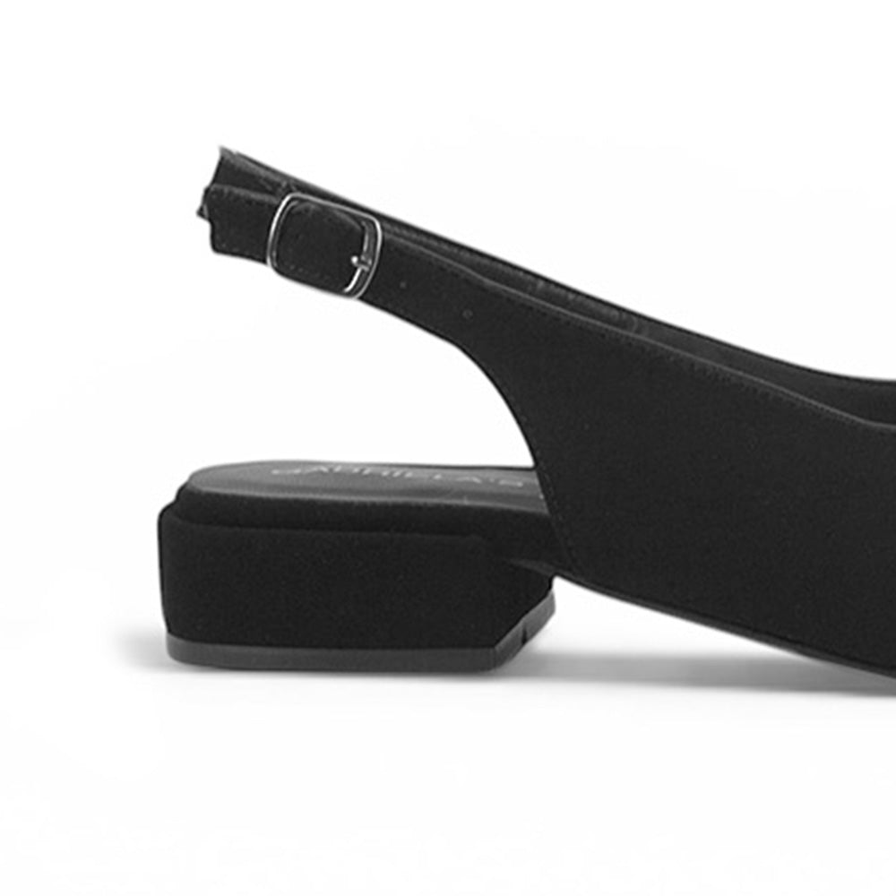 vista trasera de zapatillas negras para dama destalonadas con tacón bajo 3cm 