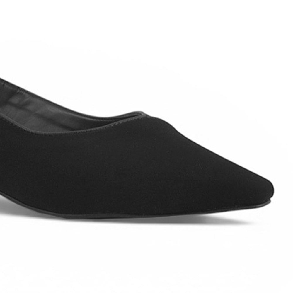 detalle del material gamuza en zapatillas negras para dama destalonadas 