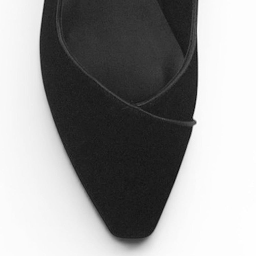 vista del detalle en punta y gamuza en las zapatillas negras para dama