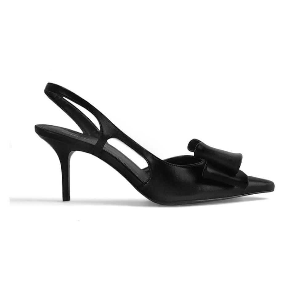 Vista lateral de zapatilla negra tipo stiletto para dama con moño al frente y tacón medio 8cm.