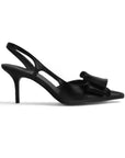 Vista lateral de zapatilla negra tipo stiletto para dama con moño al frente y tacón medio 8cm.