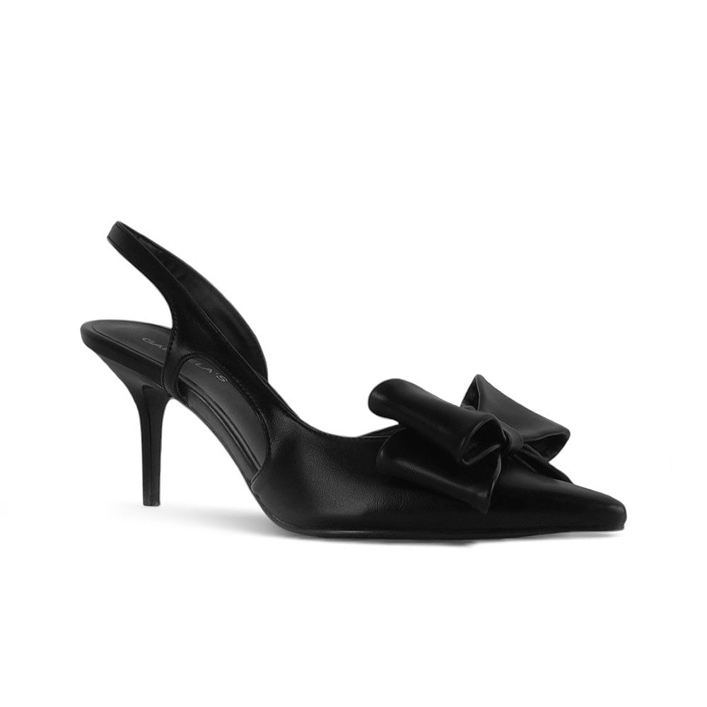 Vista diagonal de zapatilla negra tipo stiletto con moño al frente, tacón medio 8cm y destalonadas para dama
