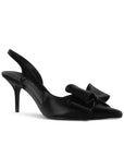 Vista diagonal de zapatilla negra tipo stiletto con moño al frente, tacón medio 8cm y destalonadas para dama