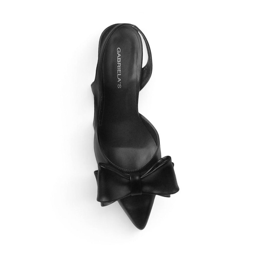 Vista superior de zapatilla negra para dama tipo stiletto con moño al frente y tacón medio 8cm