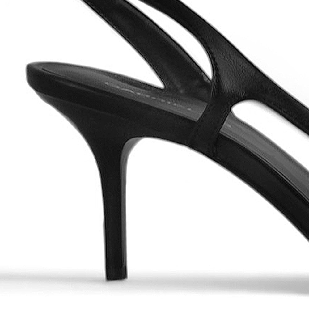 Vista trasera del tacón medio de 8cm en la zapatilla negra tipo stiletto con moño al frente para dama 