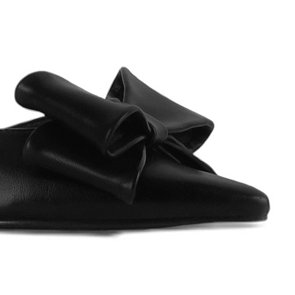 Detalle del material cabra sintético en zapatilla negra para dama tipo stiletto destalonada con moño al frente y tacón medio 8cm
