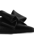 Detalle del material cabra sintético en zapatilla negra para dama tipo stiletto destalonada con moño al frente y tacón medio 8cm