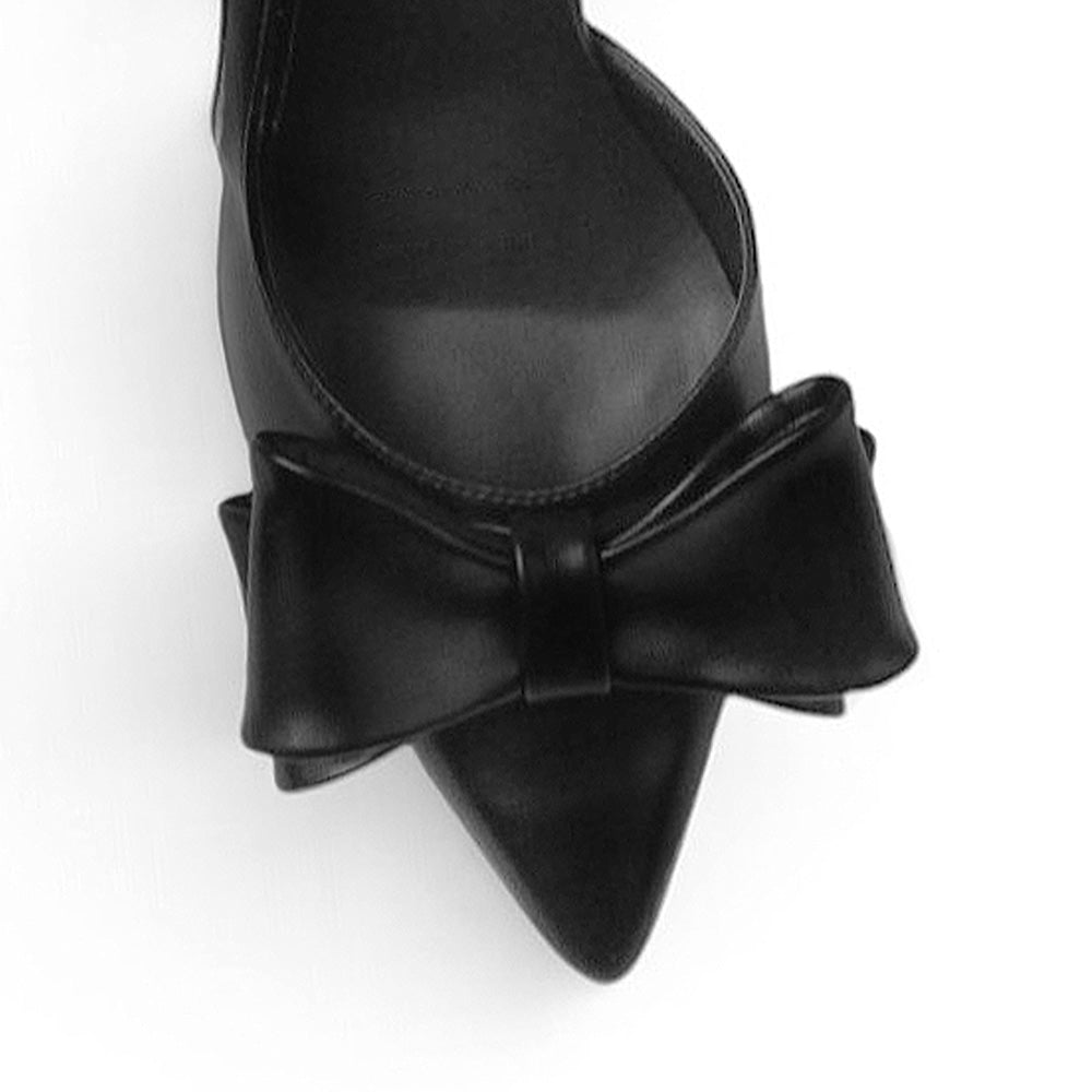 Vista del detalle en el moño de la zapatilla negra tipo stiletto con tacón medio 8cm y destalonada para dama