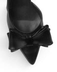 Vista del detalle en el moño de la zapatilla negra tipo stiletto con tacón medio 8cm y destalonada para dama