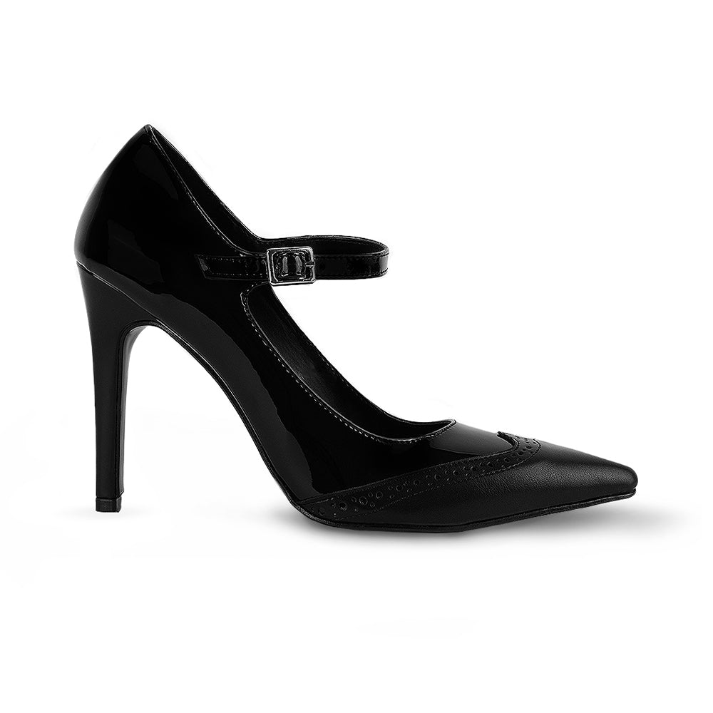 Vista lateral de zapatilla negra con pulsera y tacón delgado de 10cm.