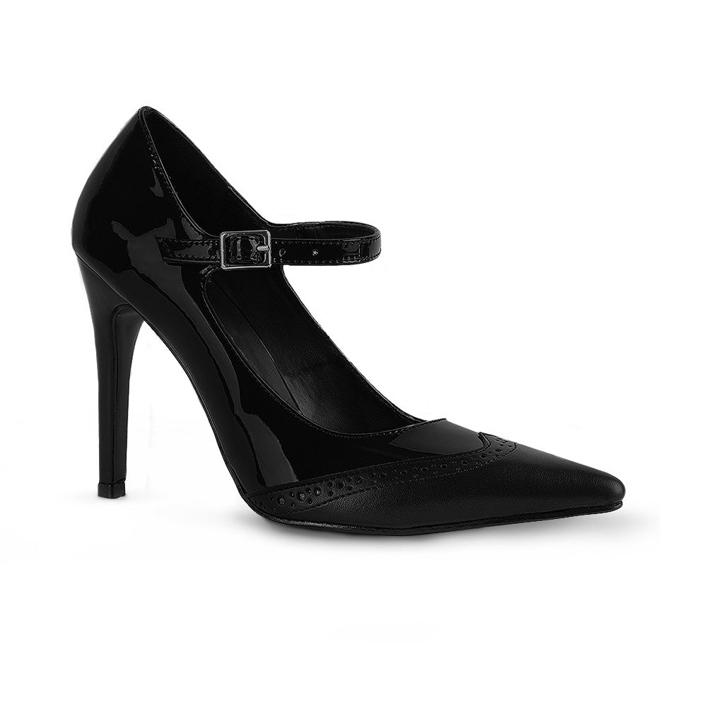 Vista diagonal de zapatilla negra con tacón delgado de 10cm y pulsera para mujer