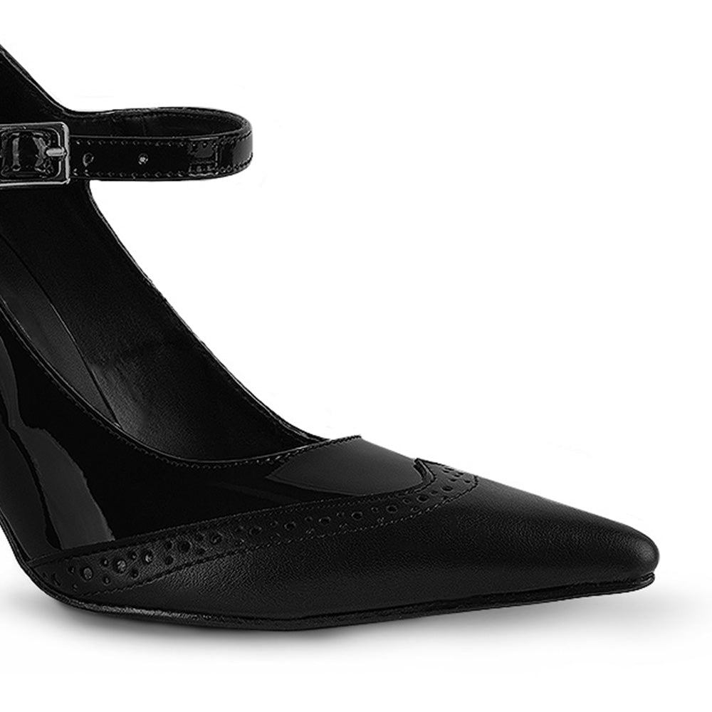 Vista a detalle de zapatilla stiletto negra para mujer con pulsera