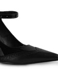 Vista a detalle de zapatilla stiletto negra para mujer con pulsera