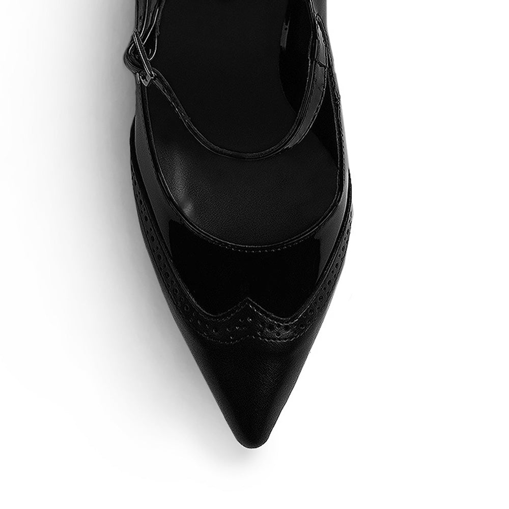 Vista de material charol en zapatilla stiletto color negra para mujer