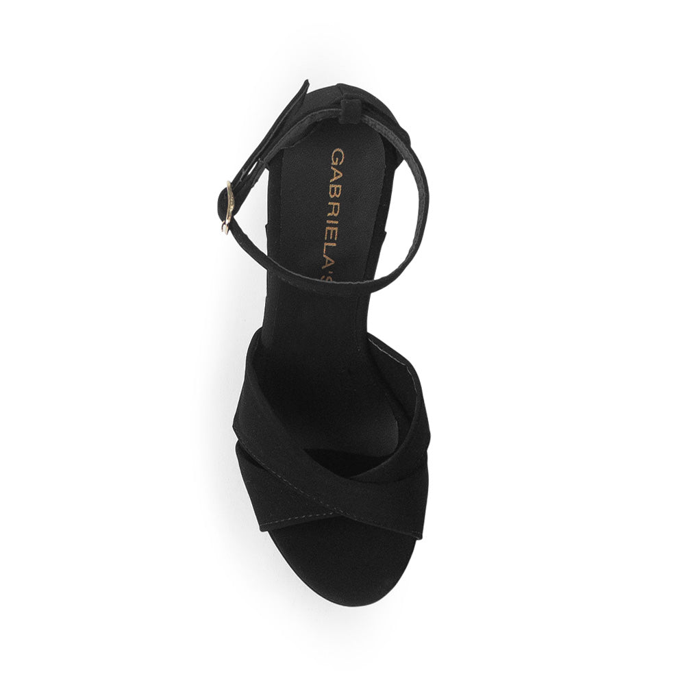 Vista superior de zapatilla negra para mujer con pulsera ajustable y tiras cruzadas en la parte de enfrente 
