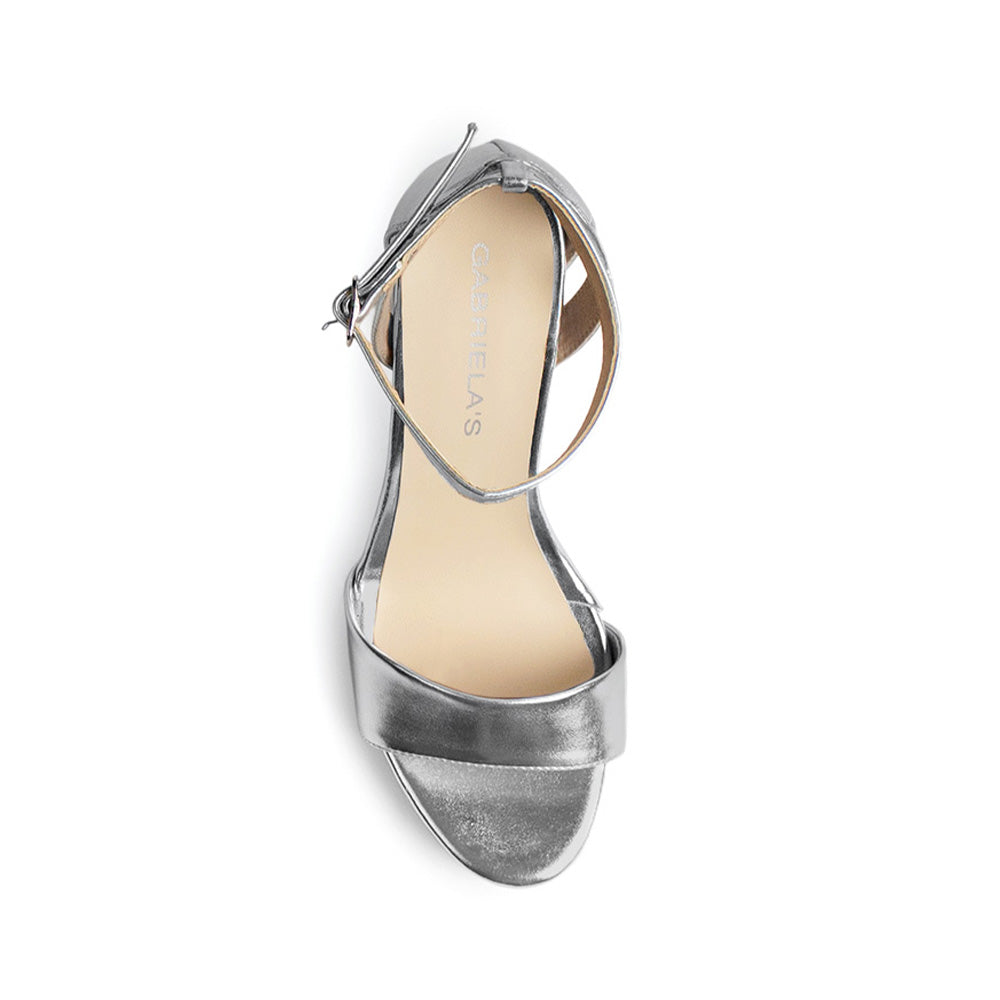 vista superior de zapatillas plata con pulsera para dama con pulsera al tobillo, plataforma y tacón medio 8cm  