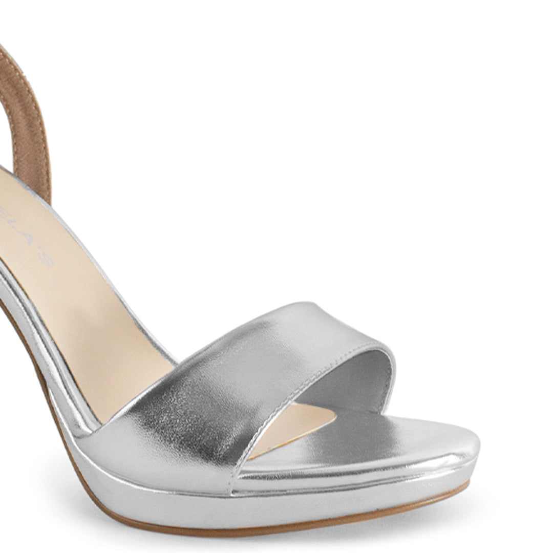 detalle del material sintético en zapatillas plata para dama con plataforma y tacón medio 8cm 