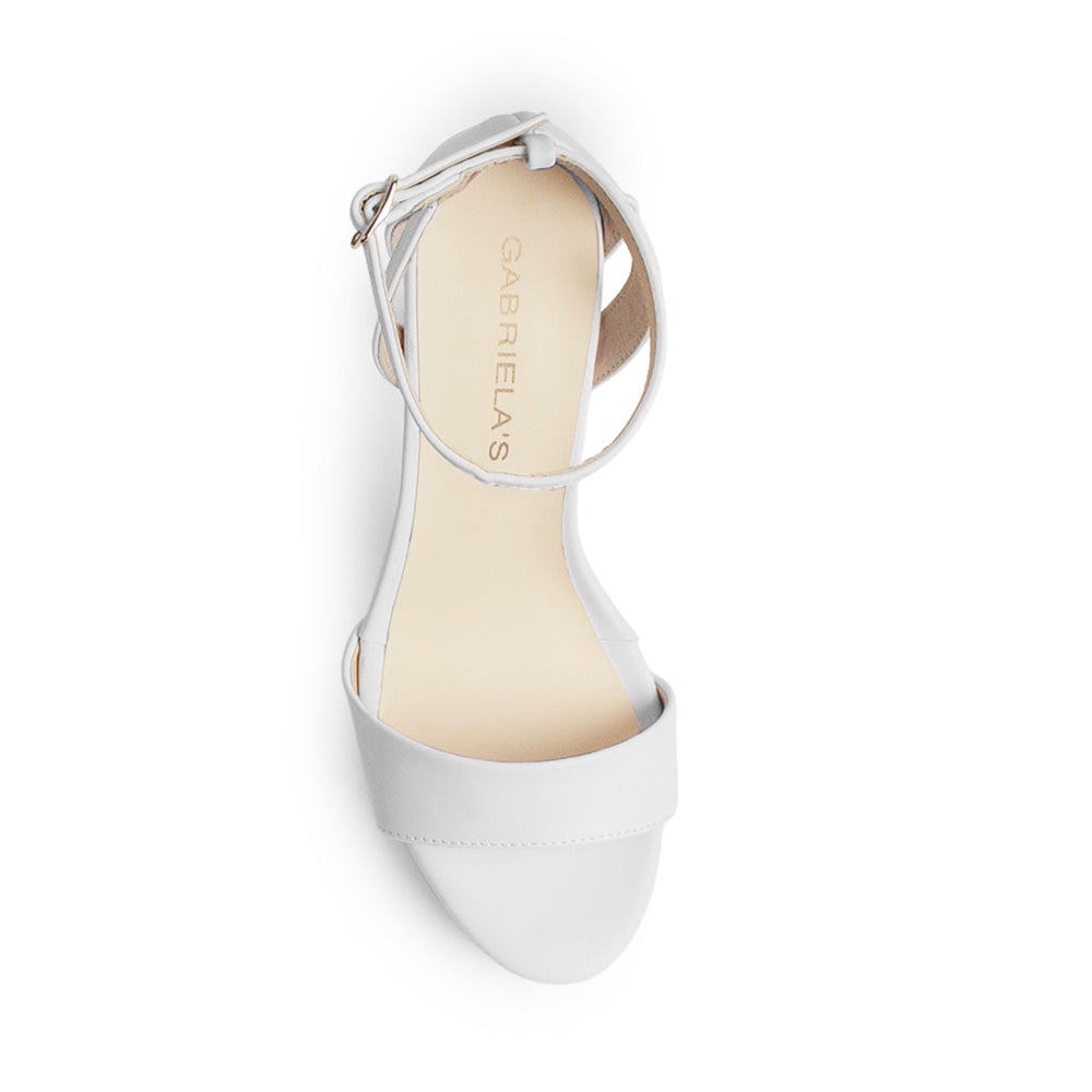 vista superior de zapatillas blancas con pulsera para dama con pulsera al tobillo, plataforma y tacón medio 8cm  