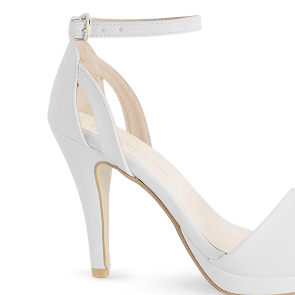 vista trasera del tacón medio 8cm en zapatillas blancas para dama con pulsera al tobillo y plataforma 