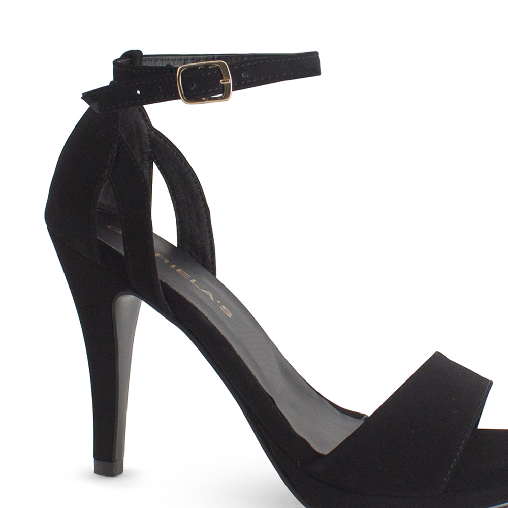 vista trasera del tacón medio 8cm en zapatillas negras para dama con pulsera al tobillo y plataforma 