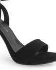 detalle del material buck en zapatillas negras para dama con plataforma y tacón medio 8cm 