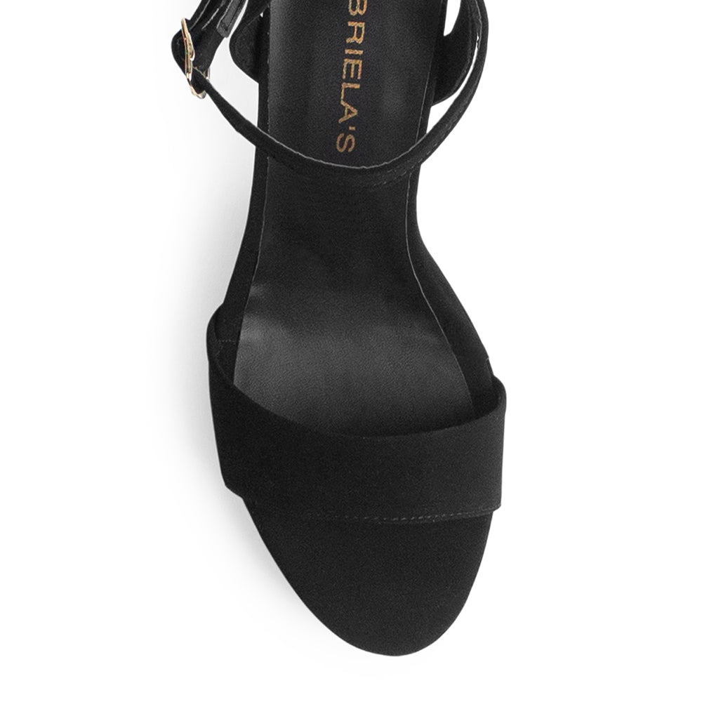 vista del detalle en la plataforma de las zapatillas negras para dama con pulsera al tobillo y tacón medio 8cm 