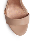 vista del detalle en la plataforma de las zapatillas maquillaje para dama con pulsera al tobillo y tacón medio 8cm 