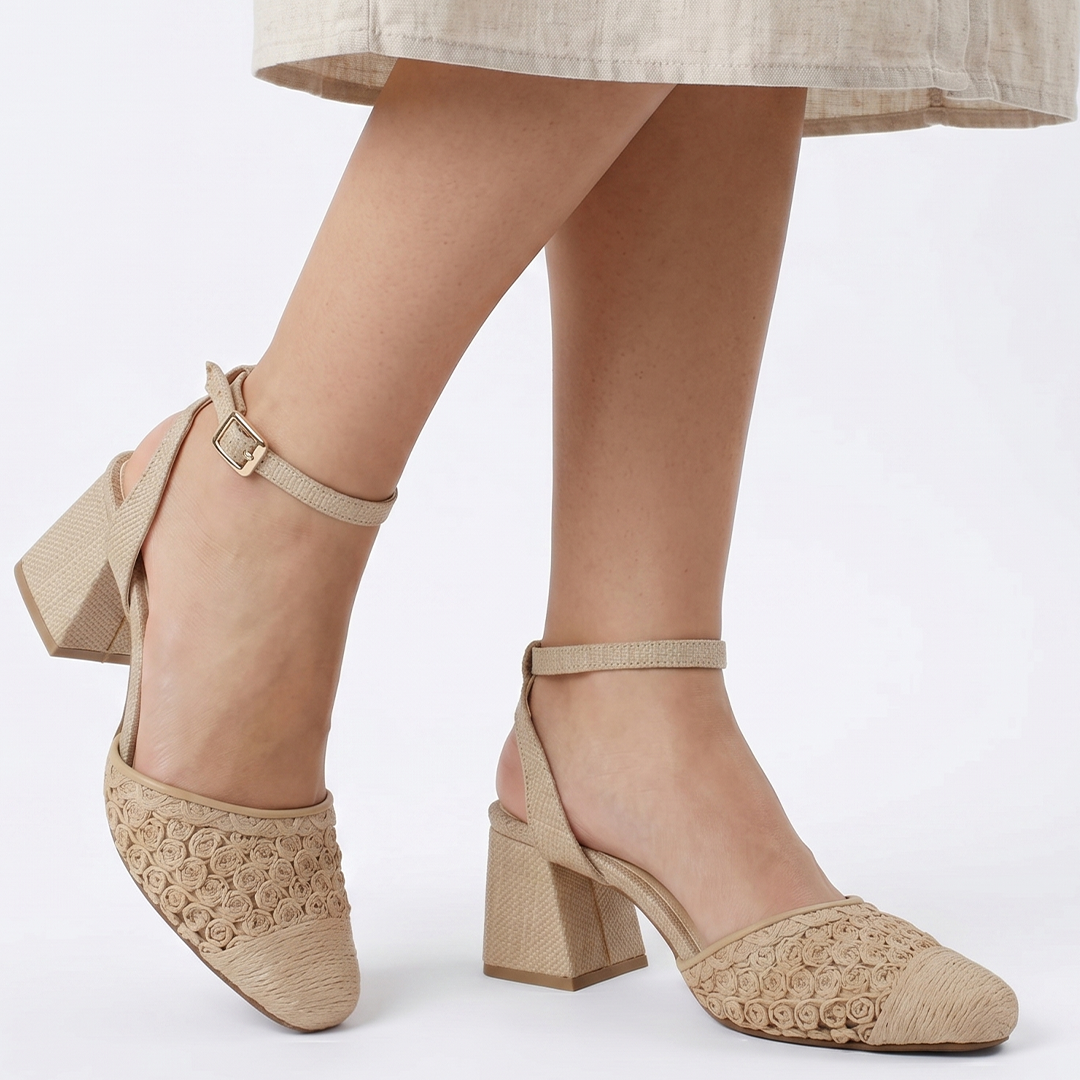 Zapatillas beige para mujer con punta cerrada tacon ancho de 7cm y pulsera ajustable al tobillo