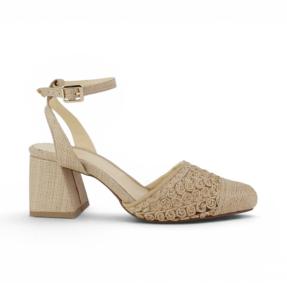 Vista de lateral de zapatilla beige para mujer con punta cerrada pulsera ajustable y tacón medio de 7cm