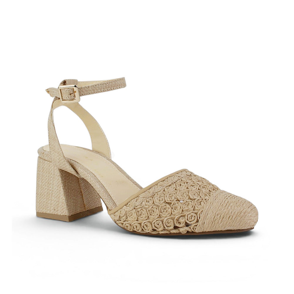 Vista diagonal de zapatilla beige para mujer con tacón ancho medio de 7cm punta cerrada y pulsera ajustable al tobillo