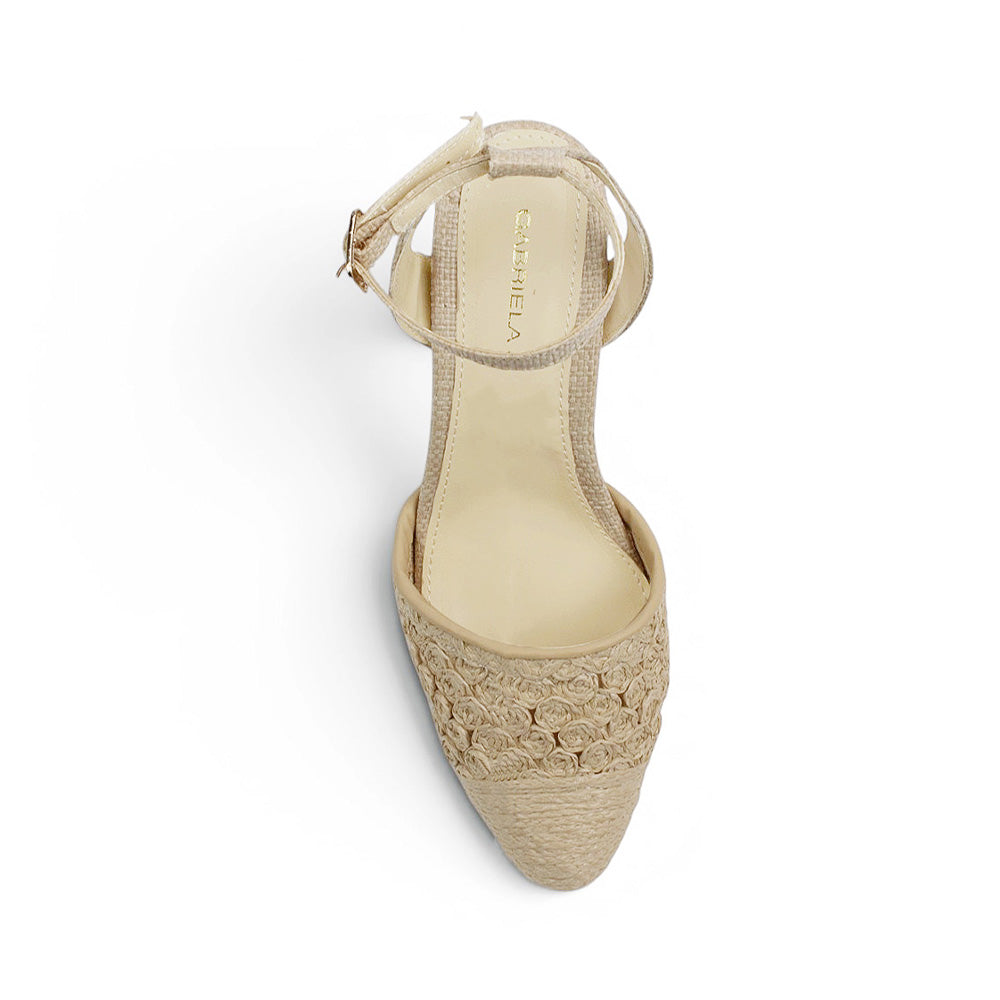 Vista superior de zapatilla beige para mujer con punta cerrada pulsera ajustable al tobillo destalonada 