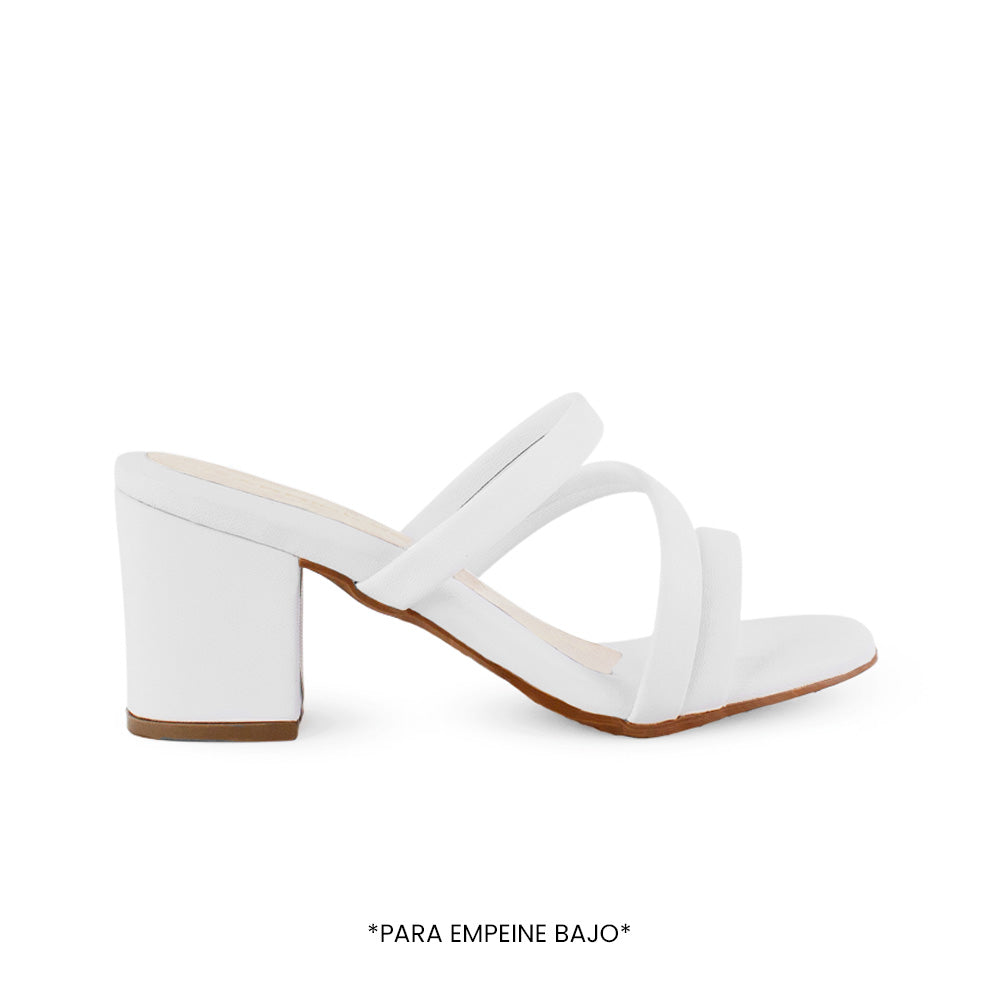 Vista lateral de zapatilla blanca para mujer con diseño descubierto tiras cruzadas y tacón medio de 7cm
