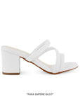 Vista lateral de zapatilla blanca para mujer con diseño descubierto tiras cruzadas y tacón medio de 7cm