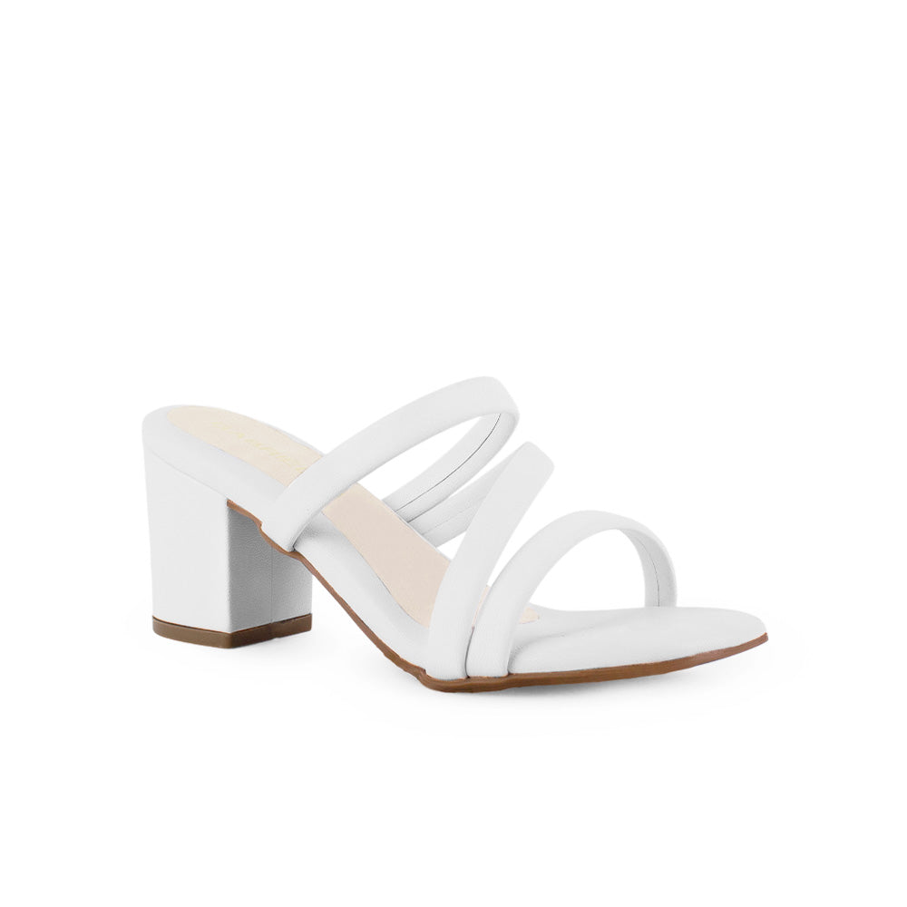 Vista diagonal de zapatilla blanca descubierta para mujer con tiras cruzadas sobre el empeine con tacón bloque de 7cm