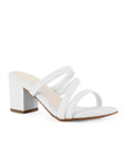 Vista diagonal de zapatilla blanca descubierta para mujer con tiras cruzadas sobre el empeine con tacón bloque de 7cm