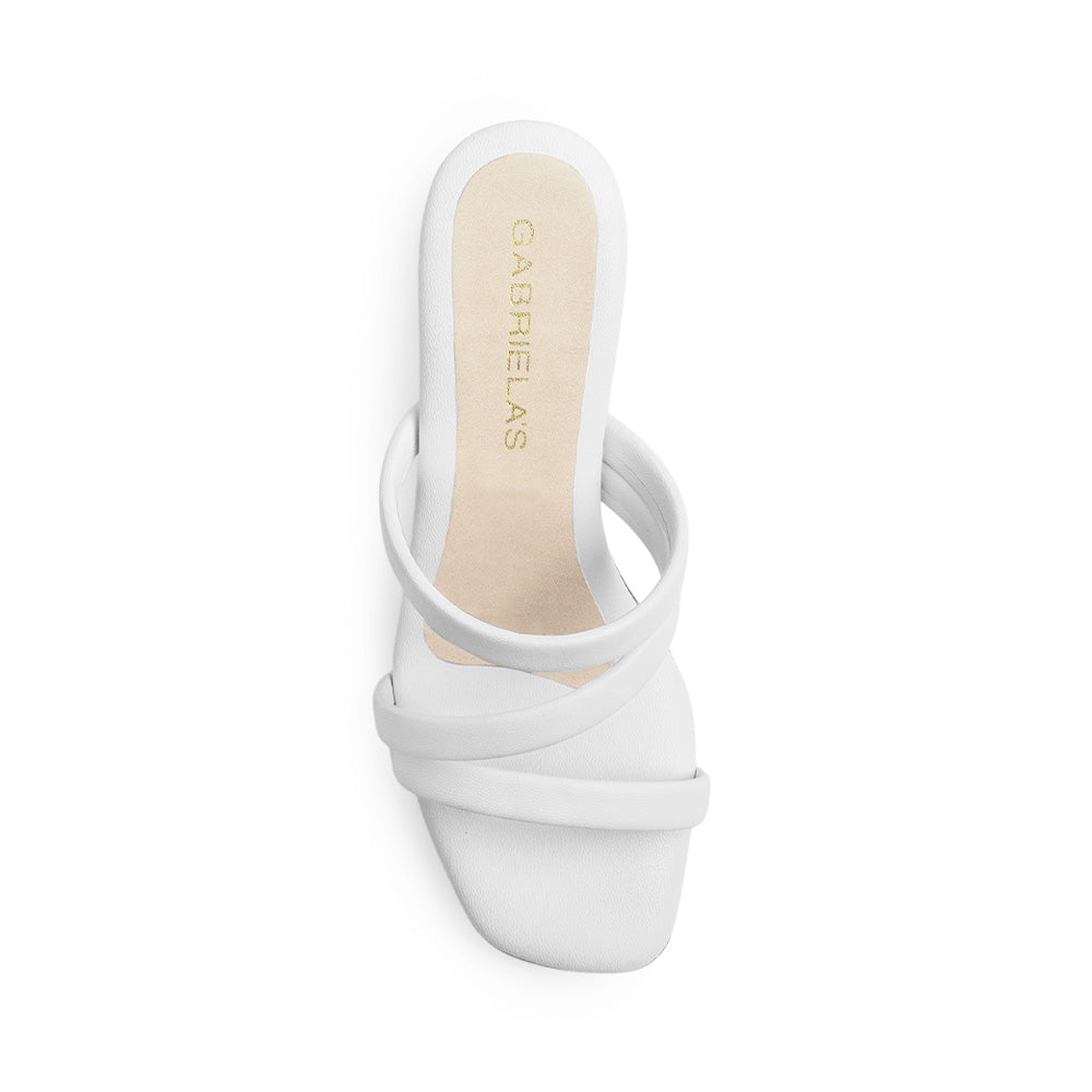 Vista superior de zapatilla blanca de diseño descubierto para mujer con tiras cruzadas sobre el empeine