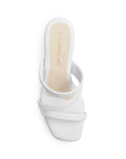 Vista superior de zapatilla blanca de diseño descubierto para mujer con tiras cruzadas sobre el empeine