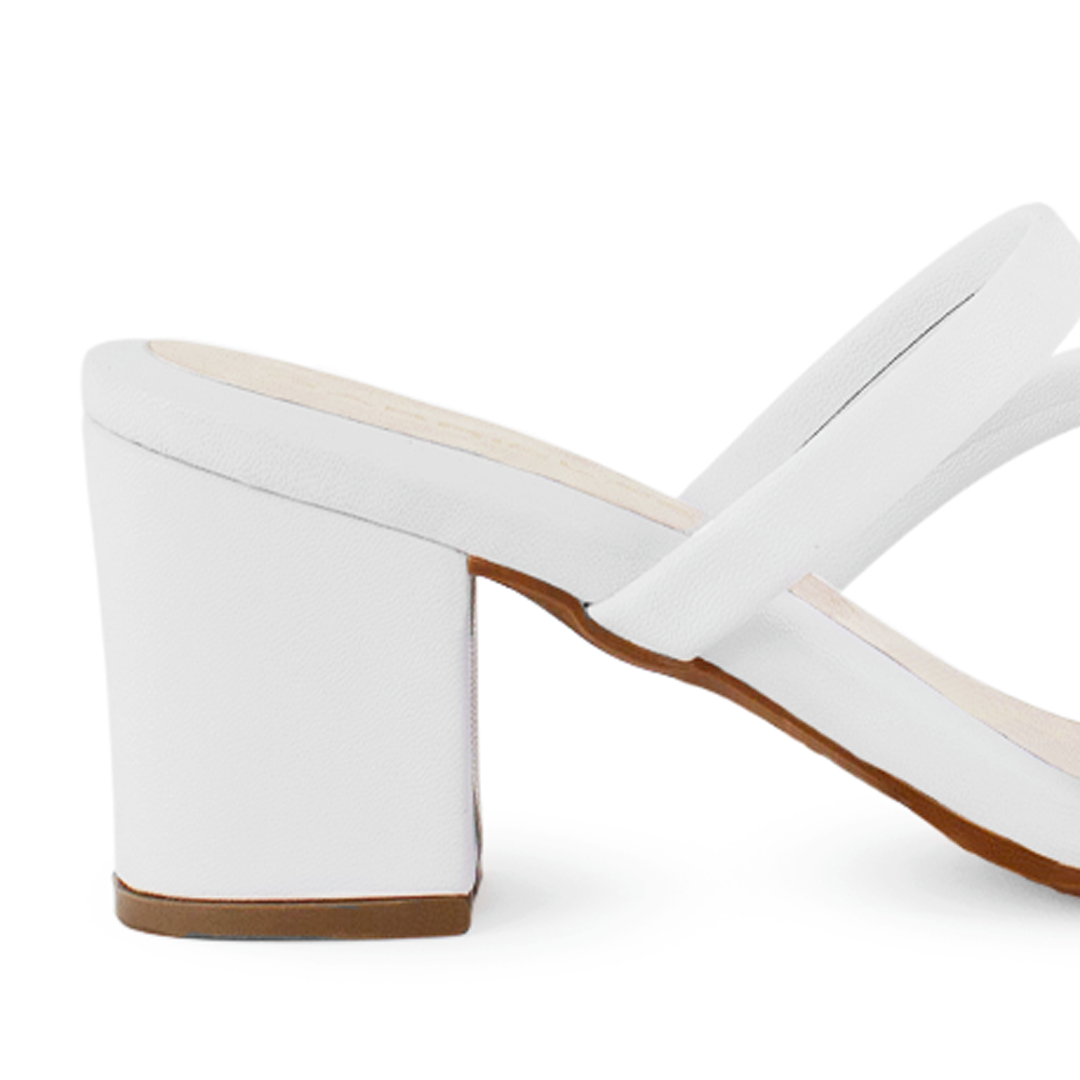 Vista trasera de tacón bloque medio de 7cm en zapatilla blanca para mujer con tiras cruzadas