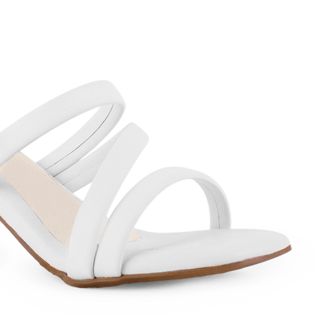 Vista a detalle de tiras delgadas cruzadas sobre el empeine en zapatilla blanca de diseño descubierto para mujer con tacón medio de 7cm
