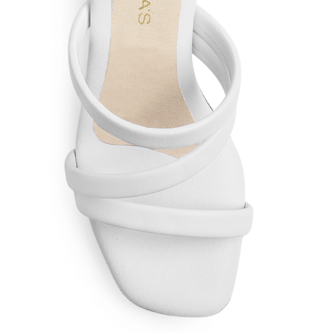 Vista de material cabra sintético en zapatilla blanca con tiras cruzadas para mujer de diseño descubierto con tacón bloque de 7cm
