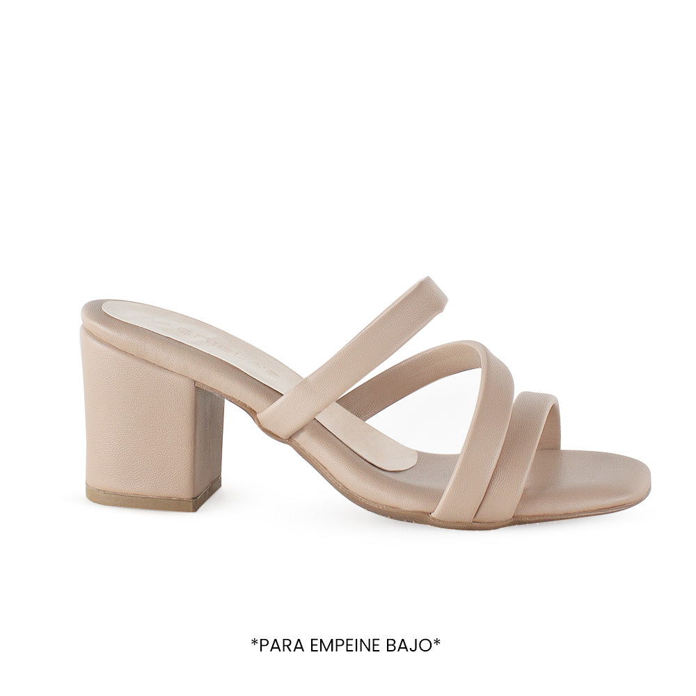 Vista lateral de zapatilla nude para mujer con diseño descubierto tiras cruzadas y tacón medio de 7cm