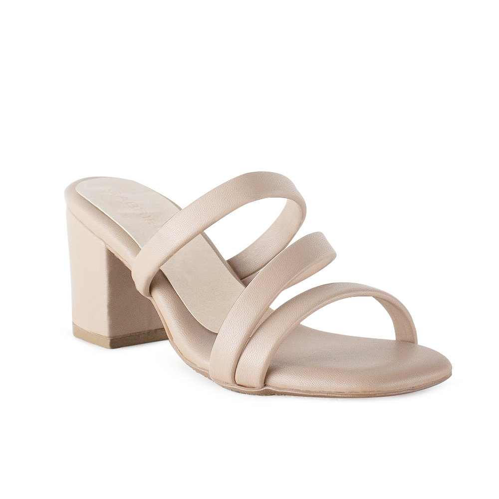 Vista diagonal de zapatilla nude descubierta para mujer con tiras cruzadas sobre el empeine con tacón bloque de 7cm