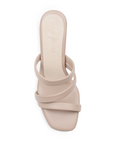 Vista superior de zapatilla nude de diseño descubierto para mujer con tiras cruzadas sobre el empeine