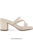 Vista lateral de zapatilla beige para mujer con diseño descubierto tiras cruzadas y tacón medio de 7cm