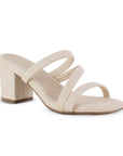 Vista diagonal de zapatilla beige  descubierta para mujer con tiras cruzadas sobre el empeine con tacón bloque de 7cm